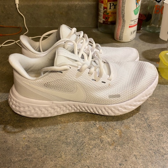 White Nike womens size 7 athletic shoe - Picture 2 of 5